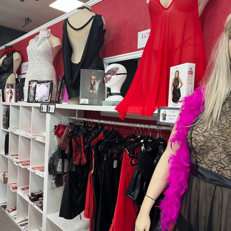 boutique lingerie Nîmes Robe rouge fluide et vêtements de lingerie exposés dans un magasin.