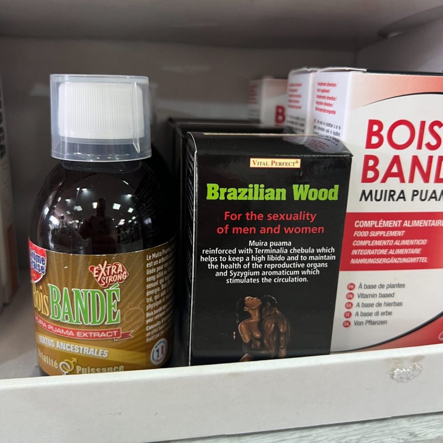 stimulant sexuel homme femme Nîmes Bouteilles de bois bandé et extrait de bois brésilien sur une étagère.