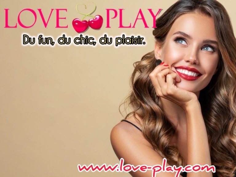 Le meilleur de l'érotisme nîmois Femme souriante avec des cheveux bouclés, portant un rouge à lèvres voyant.