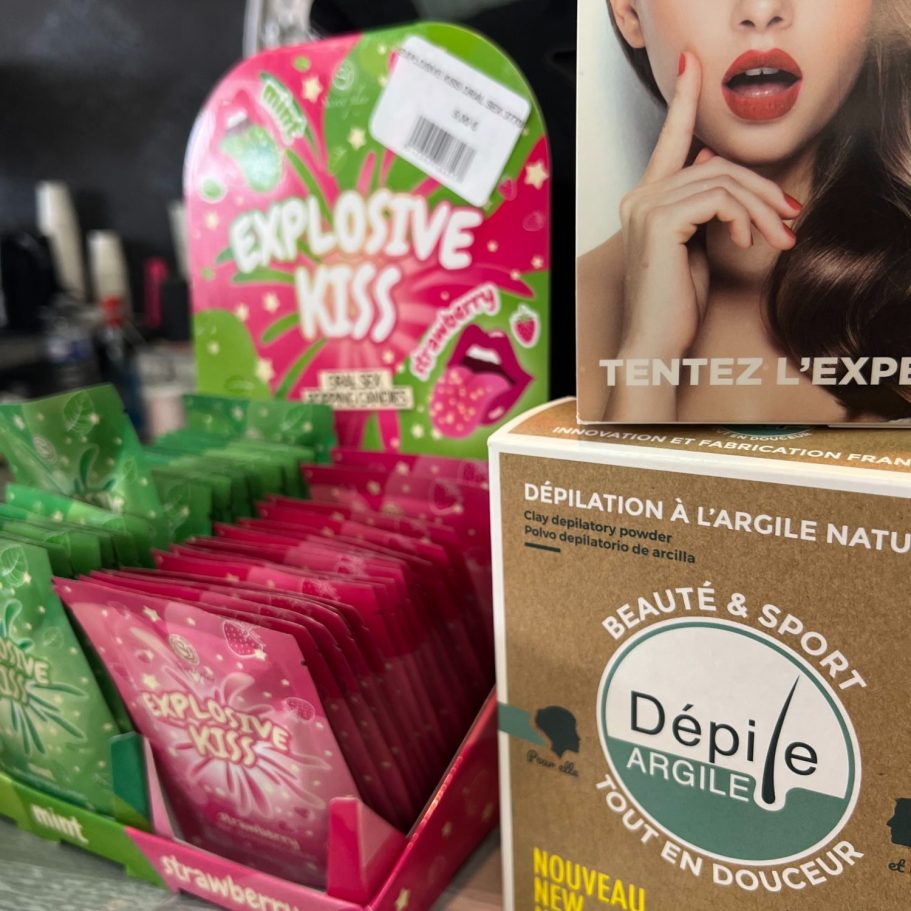 cosmétique intime Nîmes Produits cosmétiques en boîte, avec sachets colorés, affiches attrayantes.